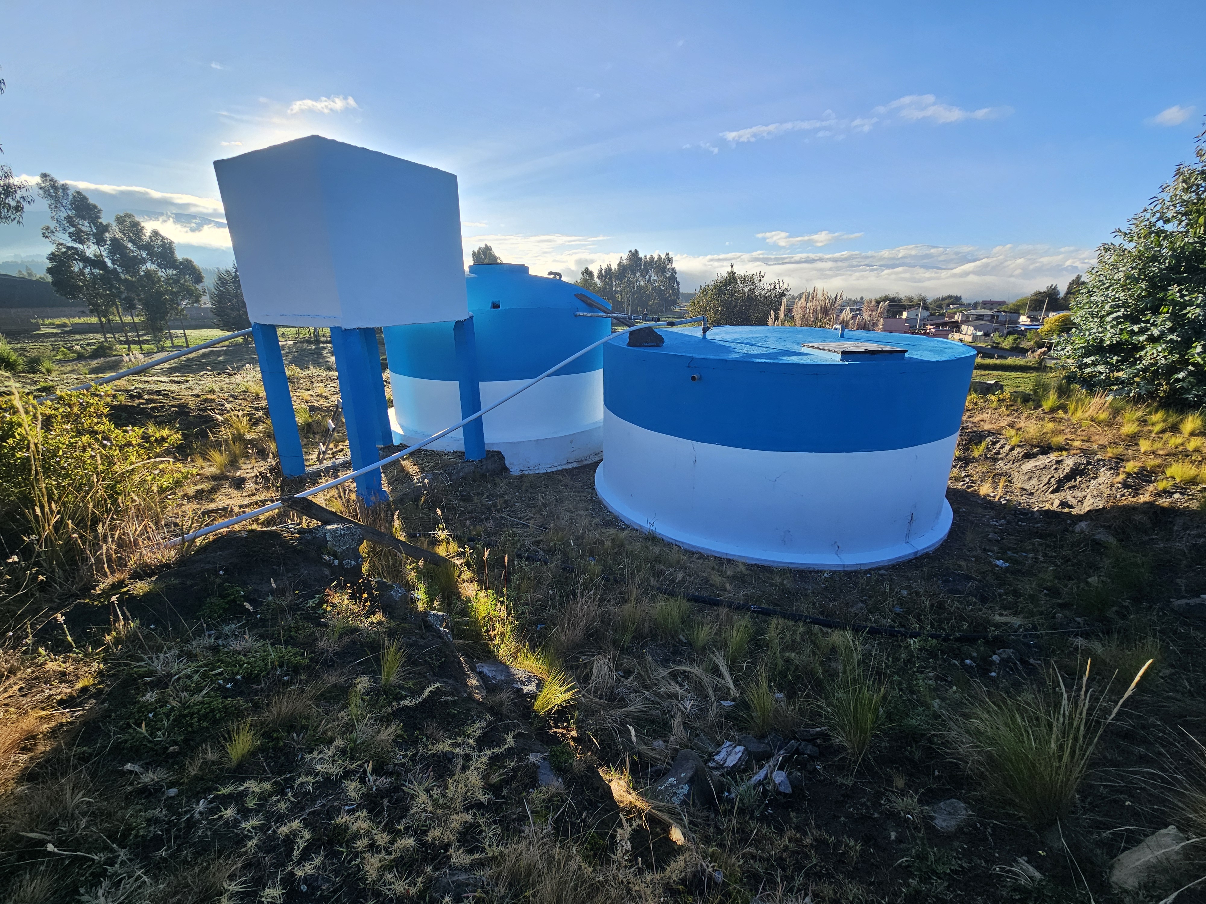 Reservorios de agua potable en una zona rural