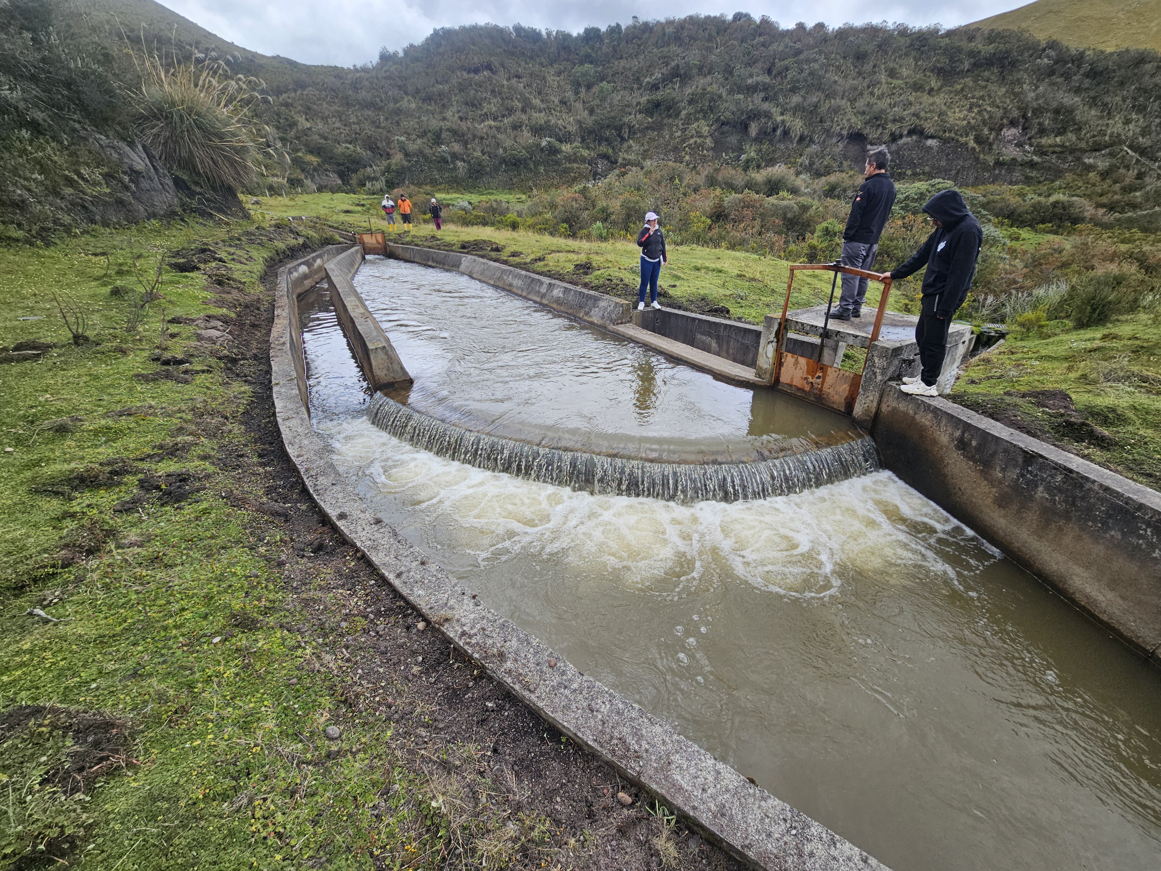 Canal de riego en un entorno de montaña