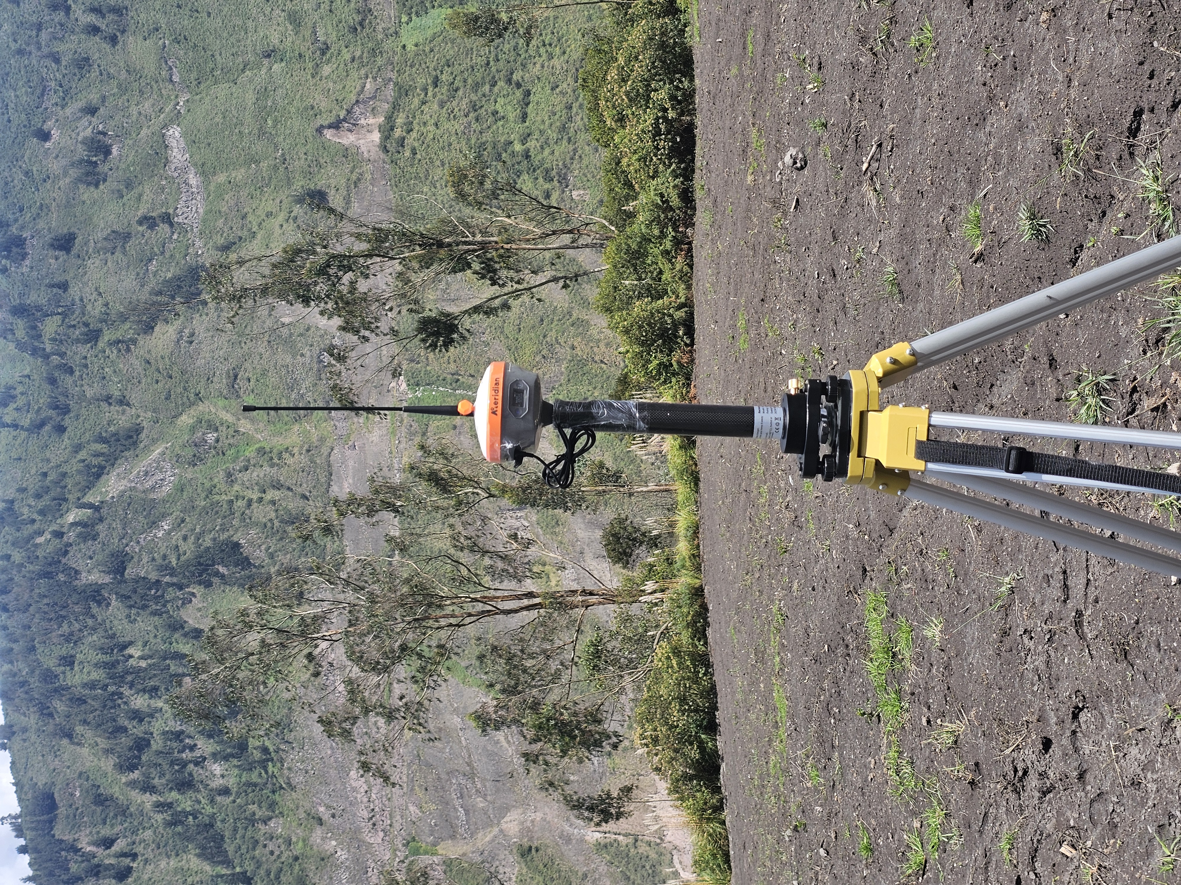 Equipo RTK instalado sobre trípode durante un levantamiento de terreno