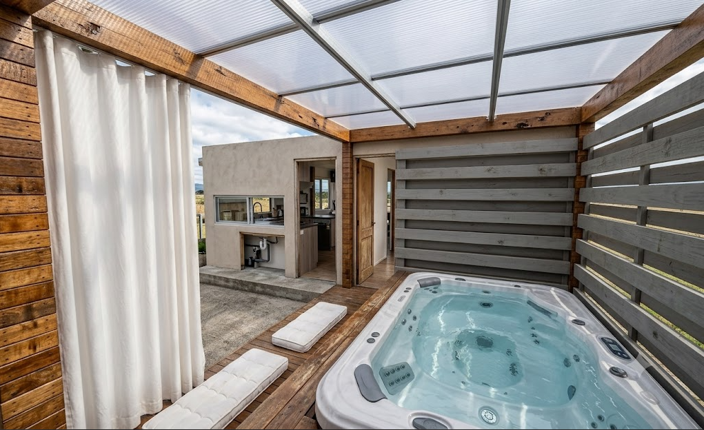 Área exterior con jacuzzi y cubierta translúcida